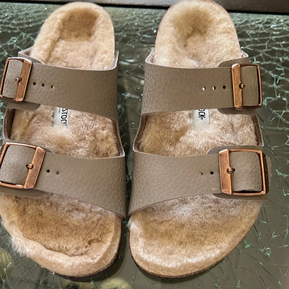 🆕 Birkenstock Beige Shearling Lined kids Sandals